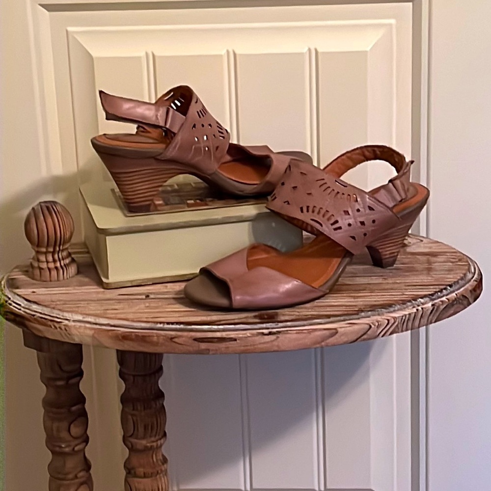 CLARKS SANDALS. Size 8